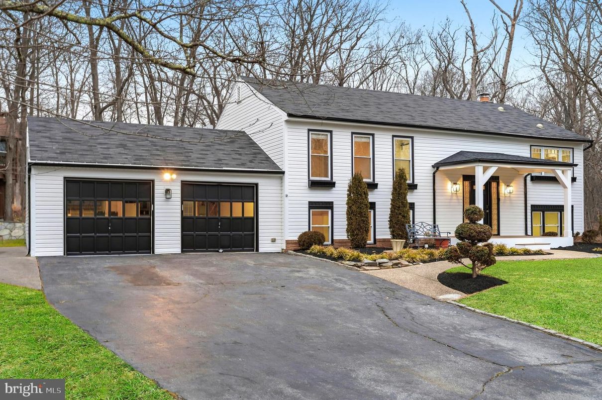 Attached, Exterior, Facade, Cape Cod