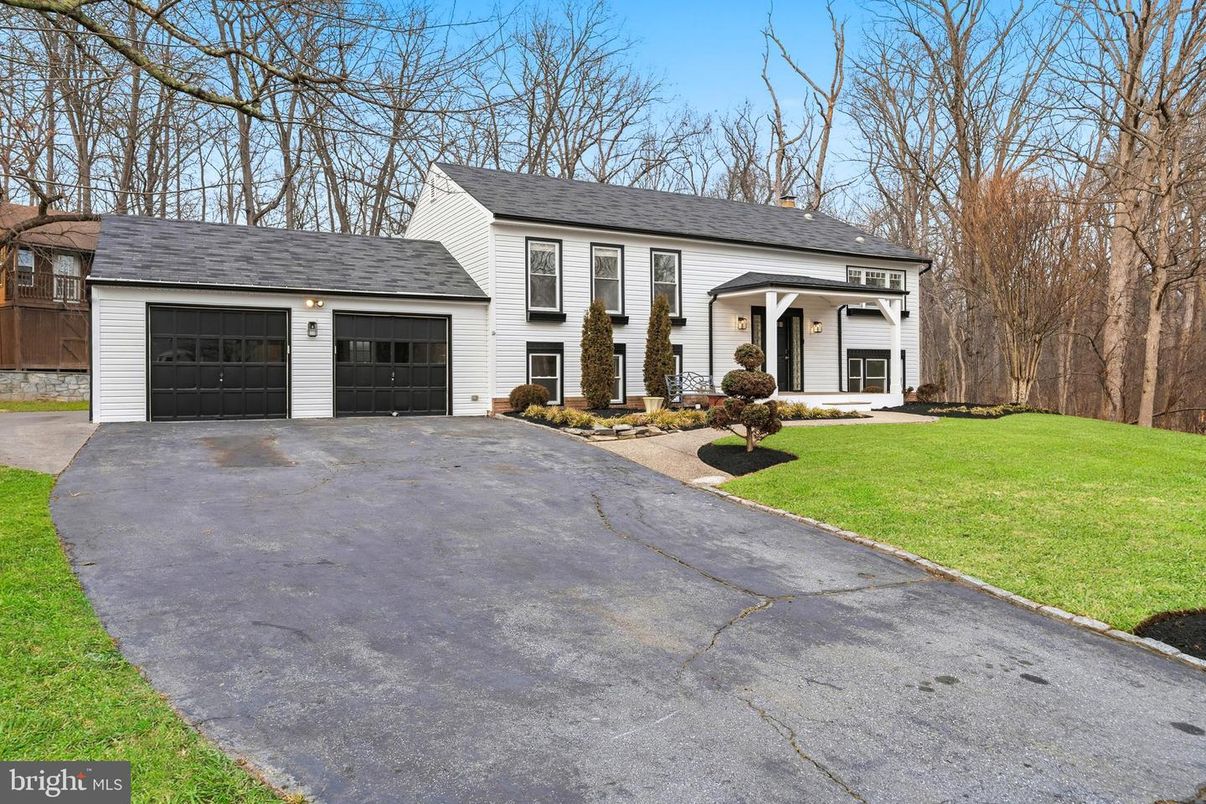 Attached, Exterior, Facade, Cape Cod