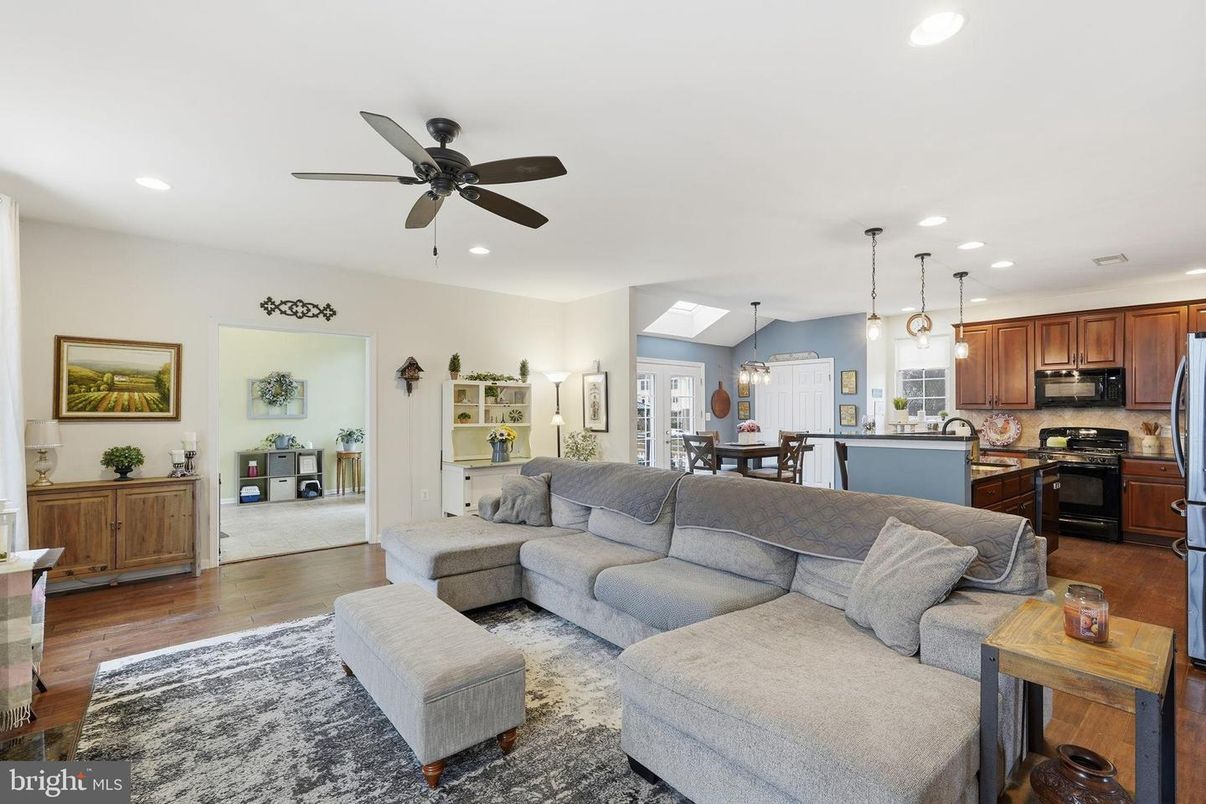 Dining room, Interior, Kitchen, Living room, Pendant Lights, Recessed Lighting, Stainless Steel Appliances, Wood Texture Flooring