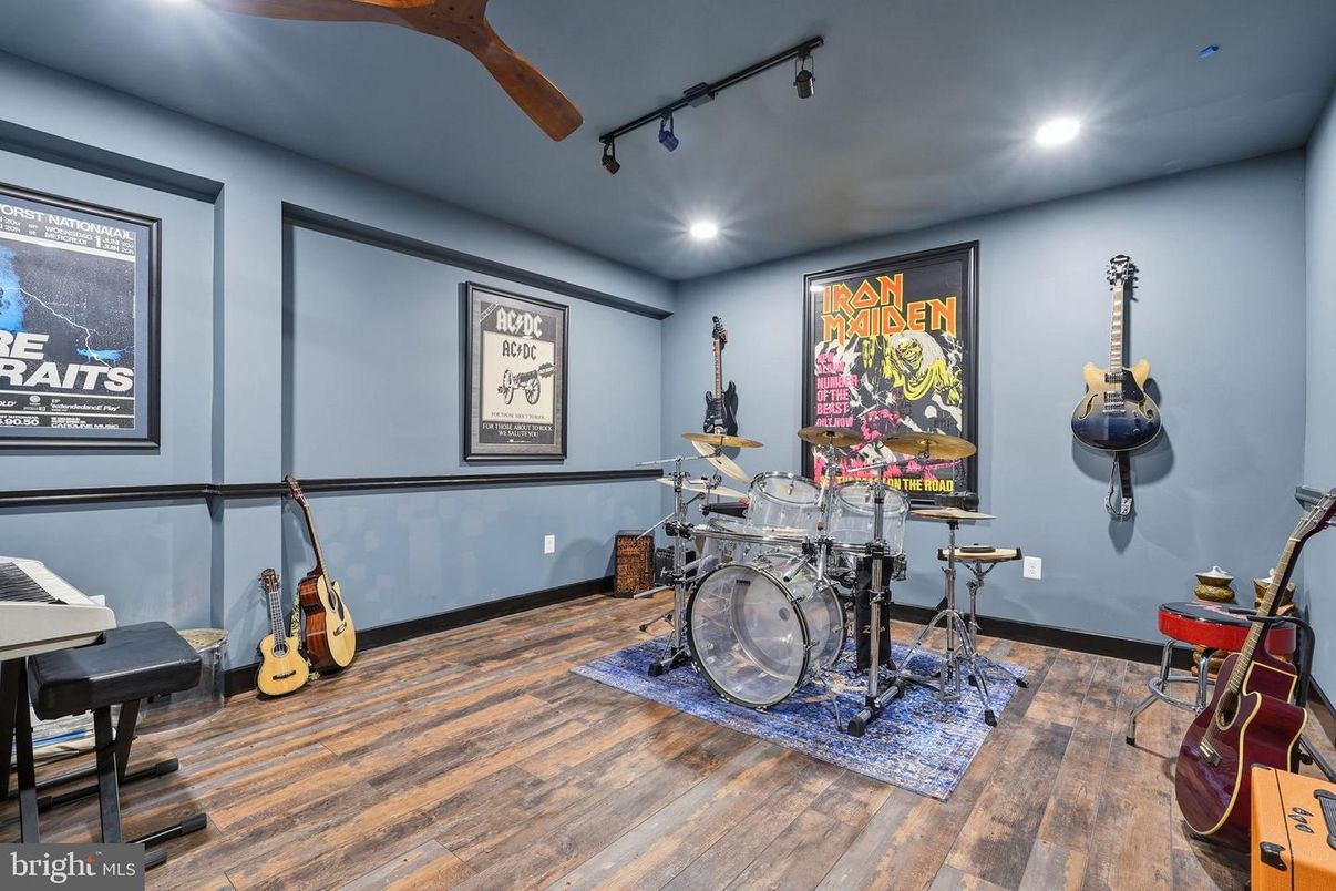 Interior, Piano, Recessed Lighting, Wood Texture Flooring