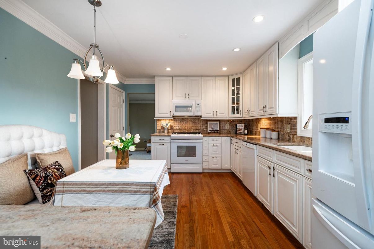 Interior, Kitchen, Pendant Lights, Recessed Lighting, Wood Texture Flooring