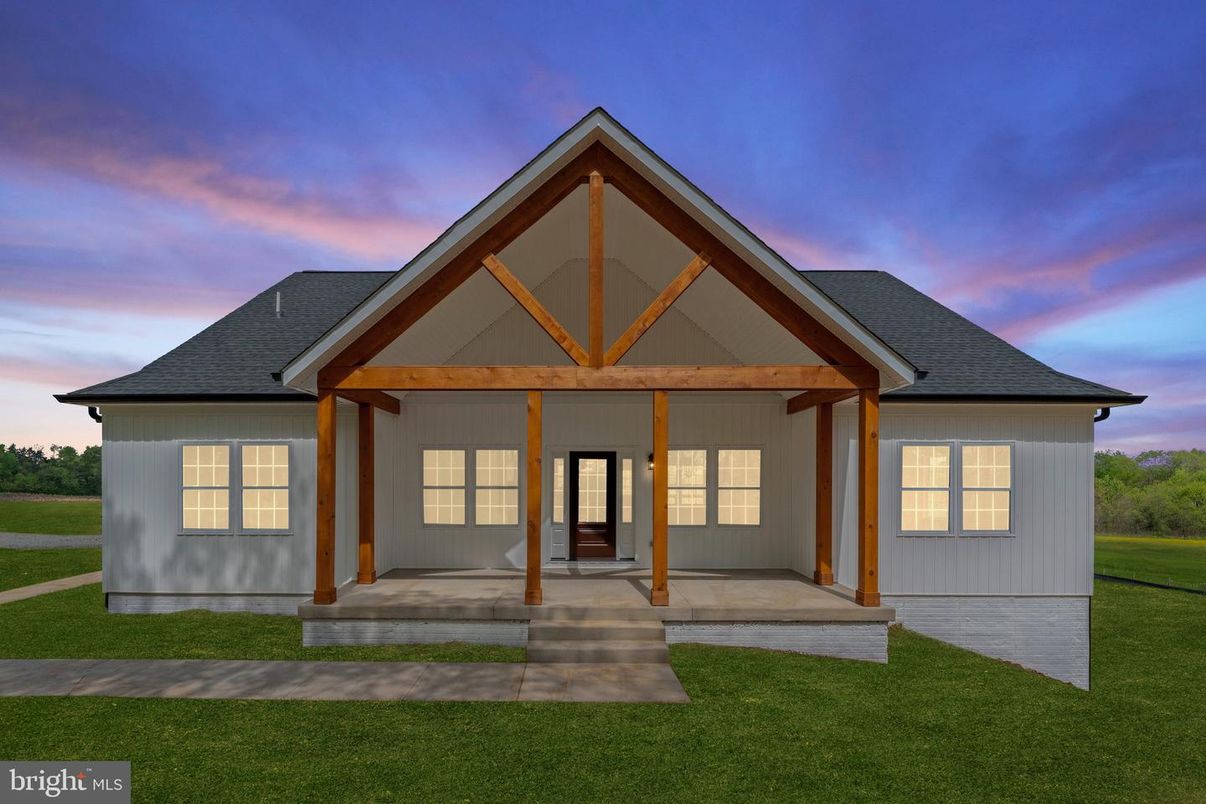 Exterior, Facade, Ranch