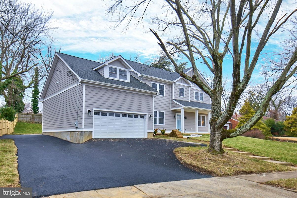 Attached, Exterior, Facade, Farmhouse