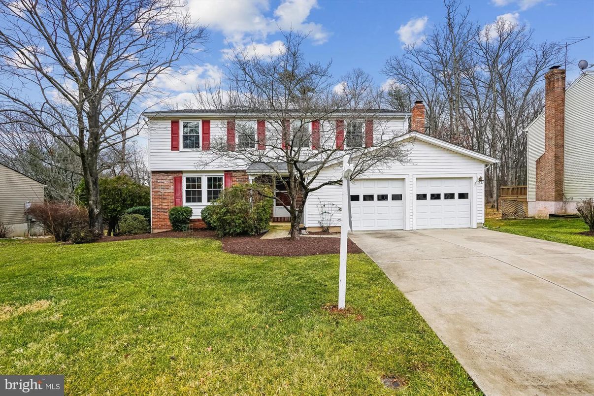 Attached, Exterior, Facade, Brick Facade, Split Level