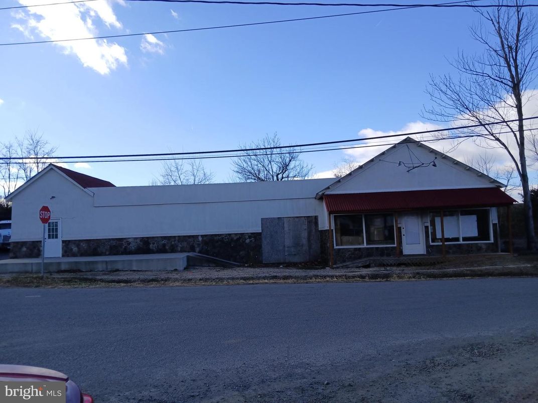 Exterior, Facade, Ranch