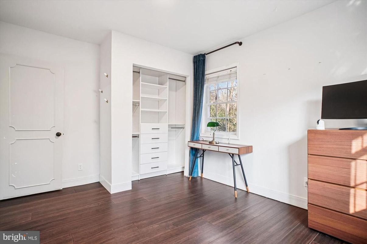 Interior, Walk-in Closets, Wood Texture Flooring