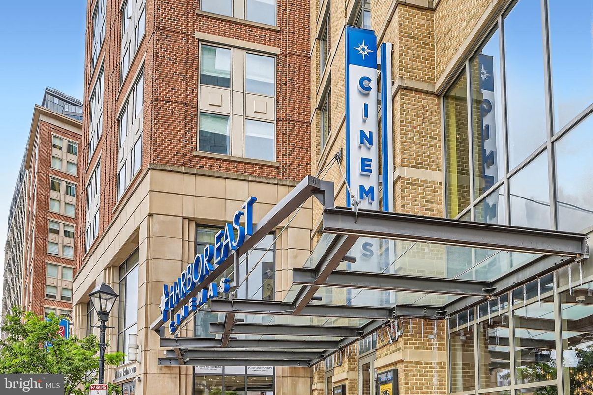 Exterior, Facade, Brick Facade, Rowhouse