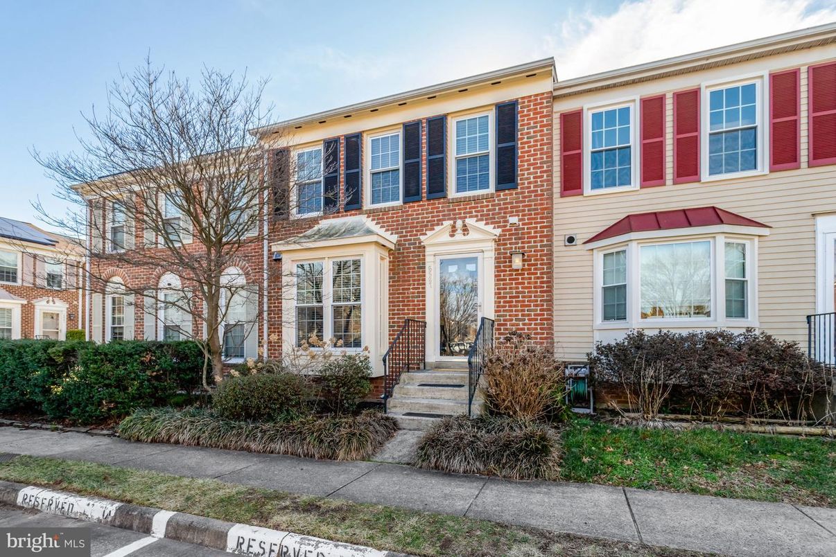 Exterior, Facade, Brick Facade, Georgian