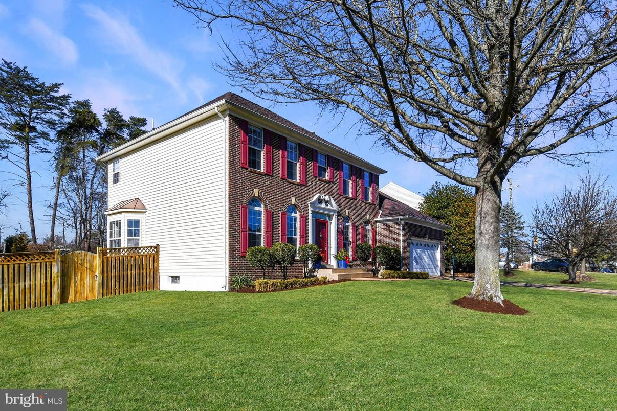 Attached, Backyard, Exterior, Facade, Brick Facade, Georgian