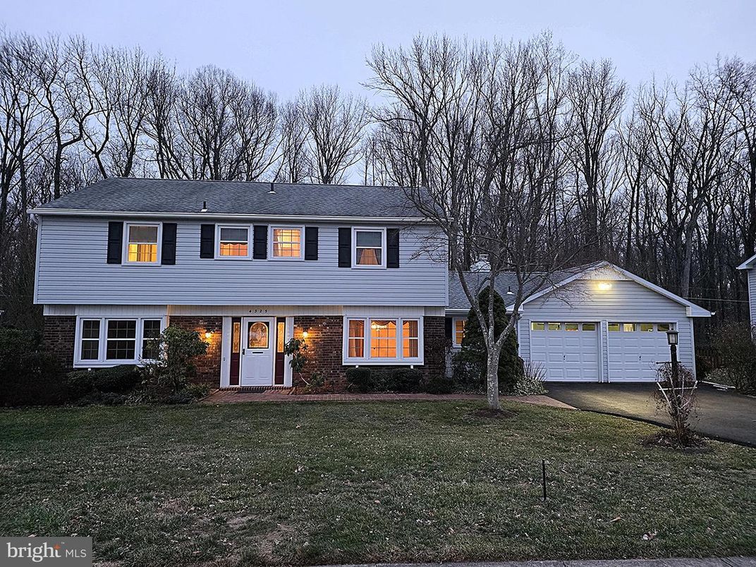 Attached, Exterior, Facade, Brick Facade, Georgian