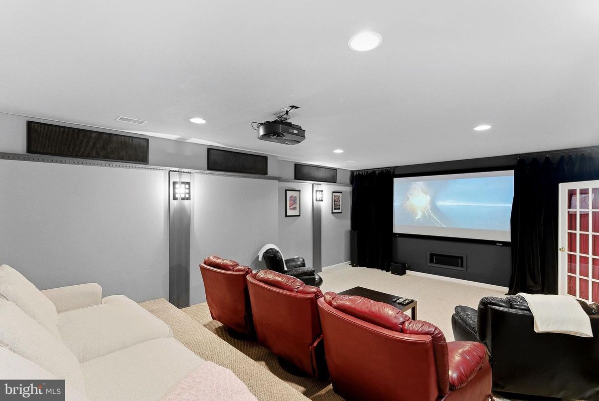 Interior, Projection Screen, Recessed Lighting, Theatre Room