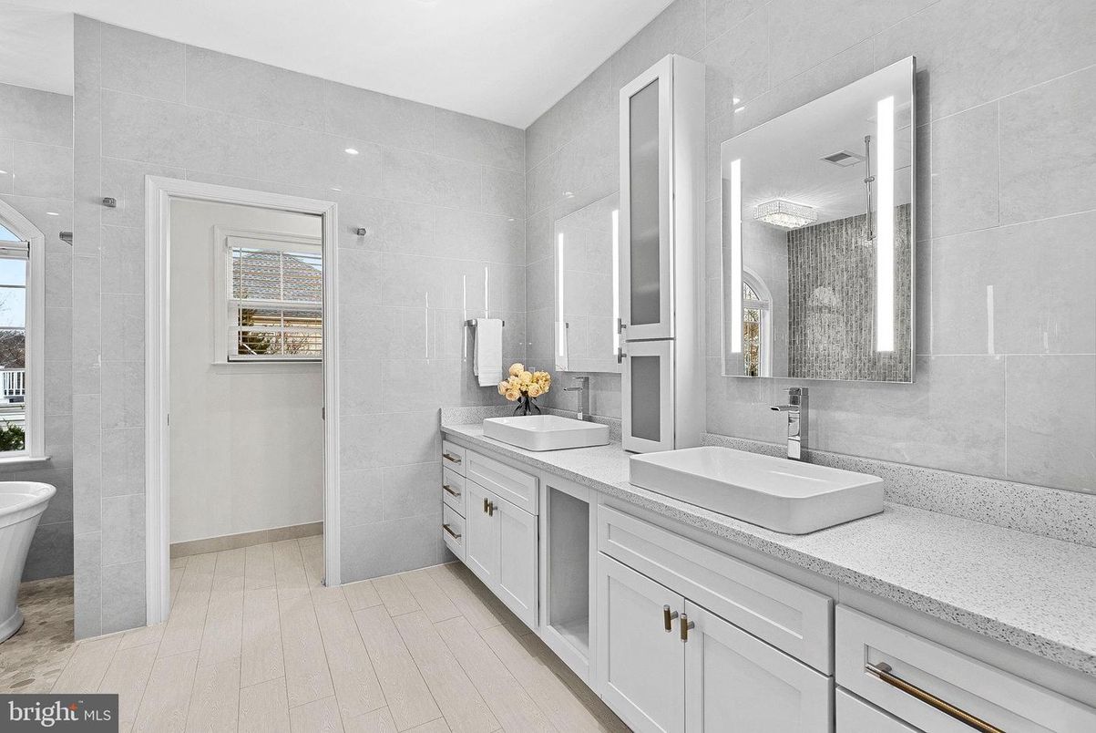 Bathroom, Dual Sink Vanities, Interior, Recessed Lighting