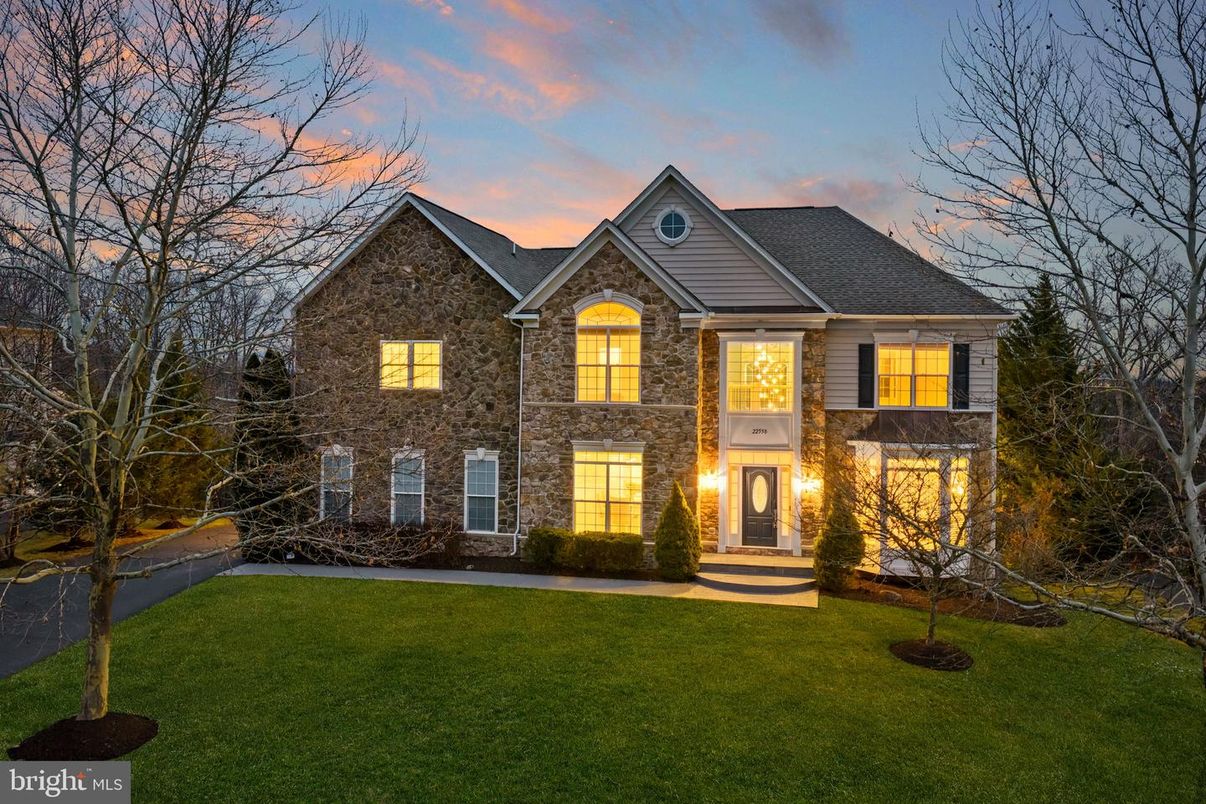 Backyard, Exterior, Facade, Brick Facade, Brick Traditional