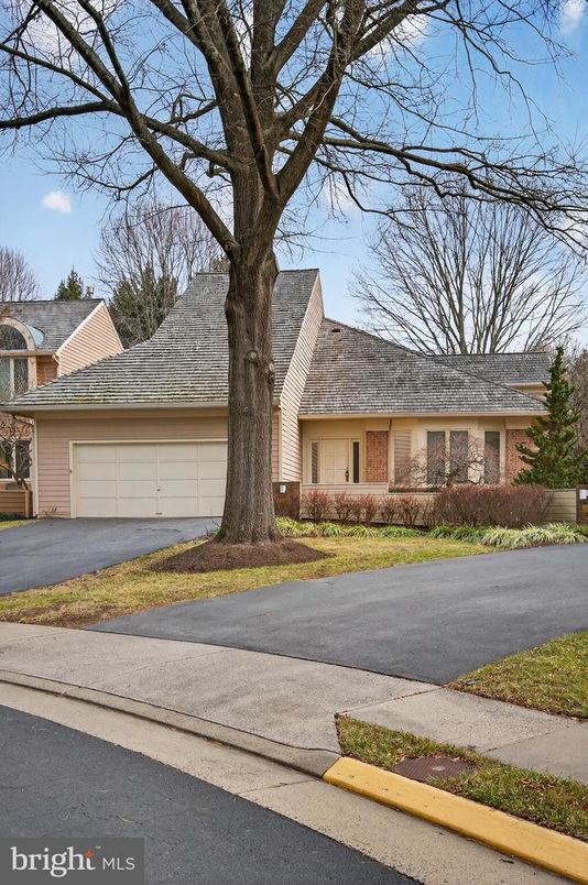 Attached, Exterior, Facade, Cape Cod