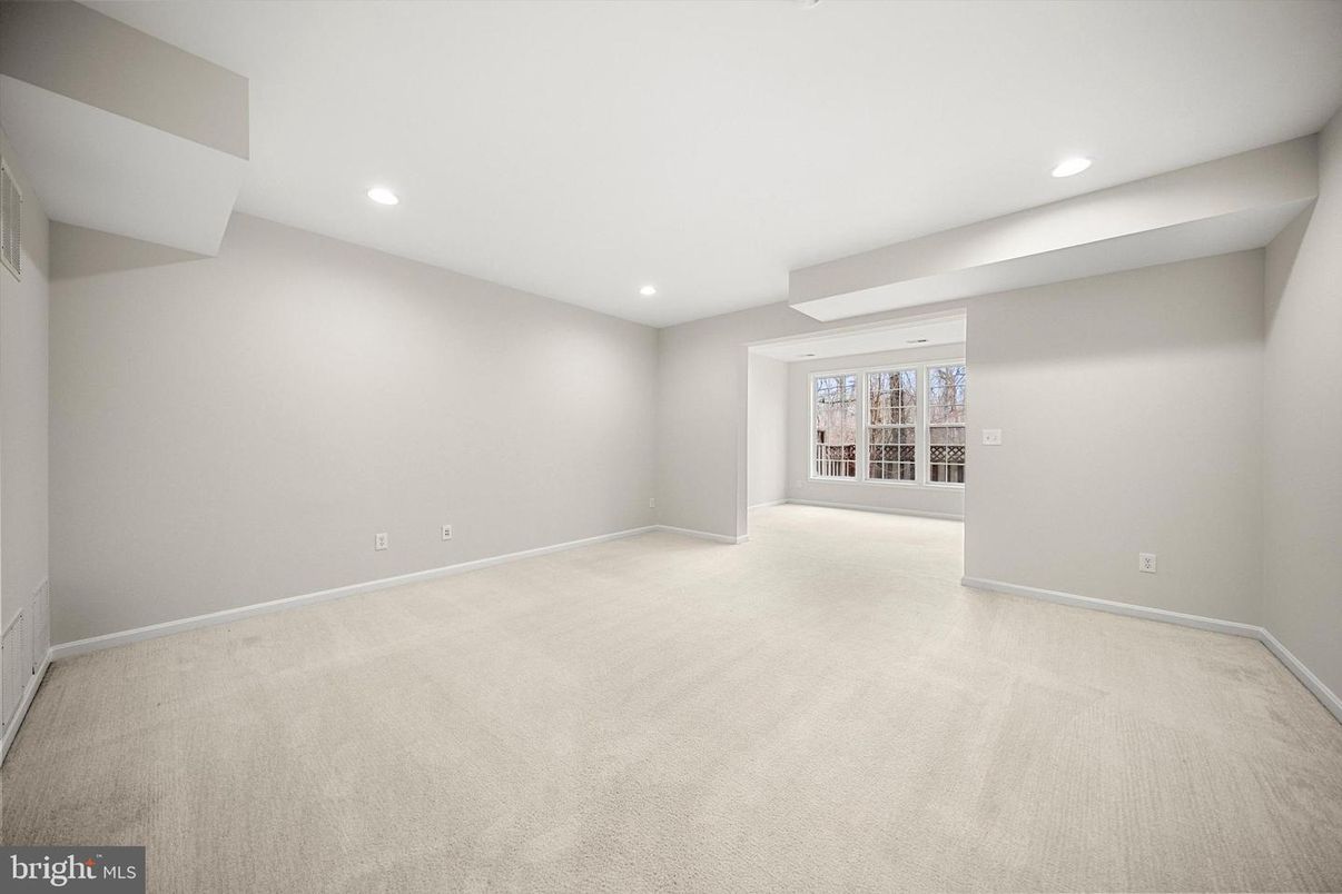 Empty room, Interior, Recessed Lighting