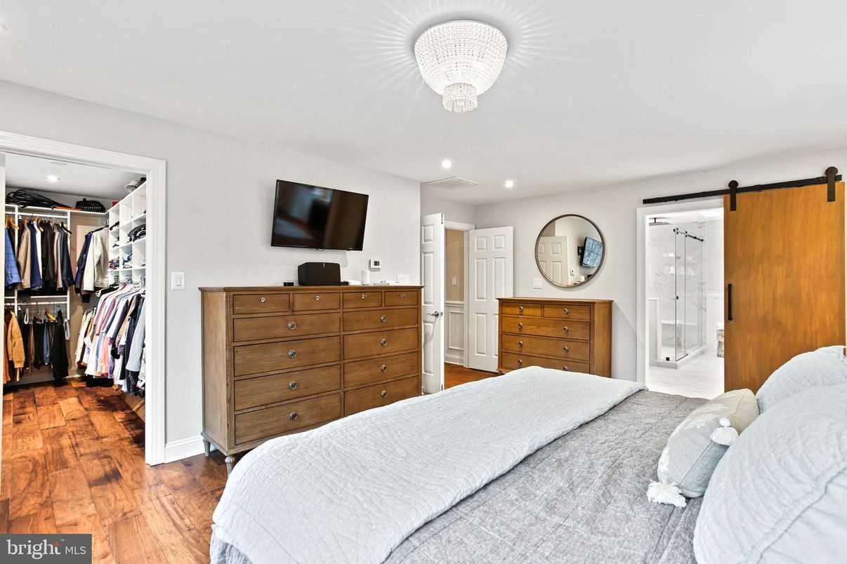 Bedroom, Interior, Recessed Lighting, Walk-in Closets, Wood Texture Flooring