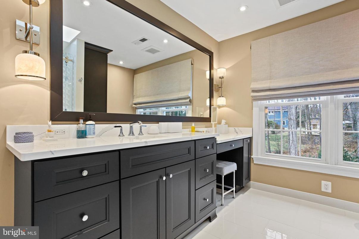 Bathroom, Dual Sink Vanities, Interior, Recessed Lighting
