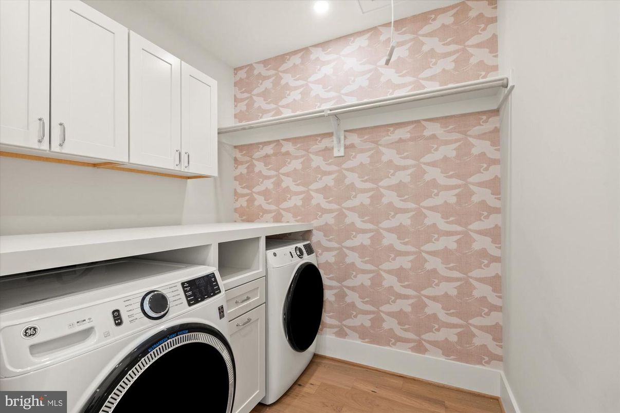 Interior, Recessed Lighting, Washer, Wood Texture Flooring