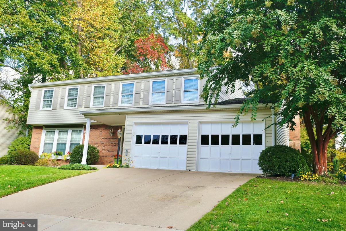 Attached, Exterior, Facade, Brick Facade, Georgian