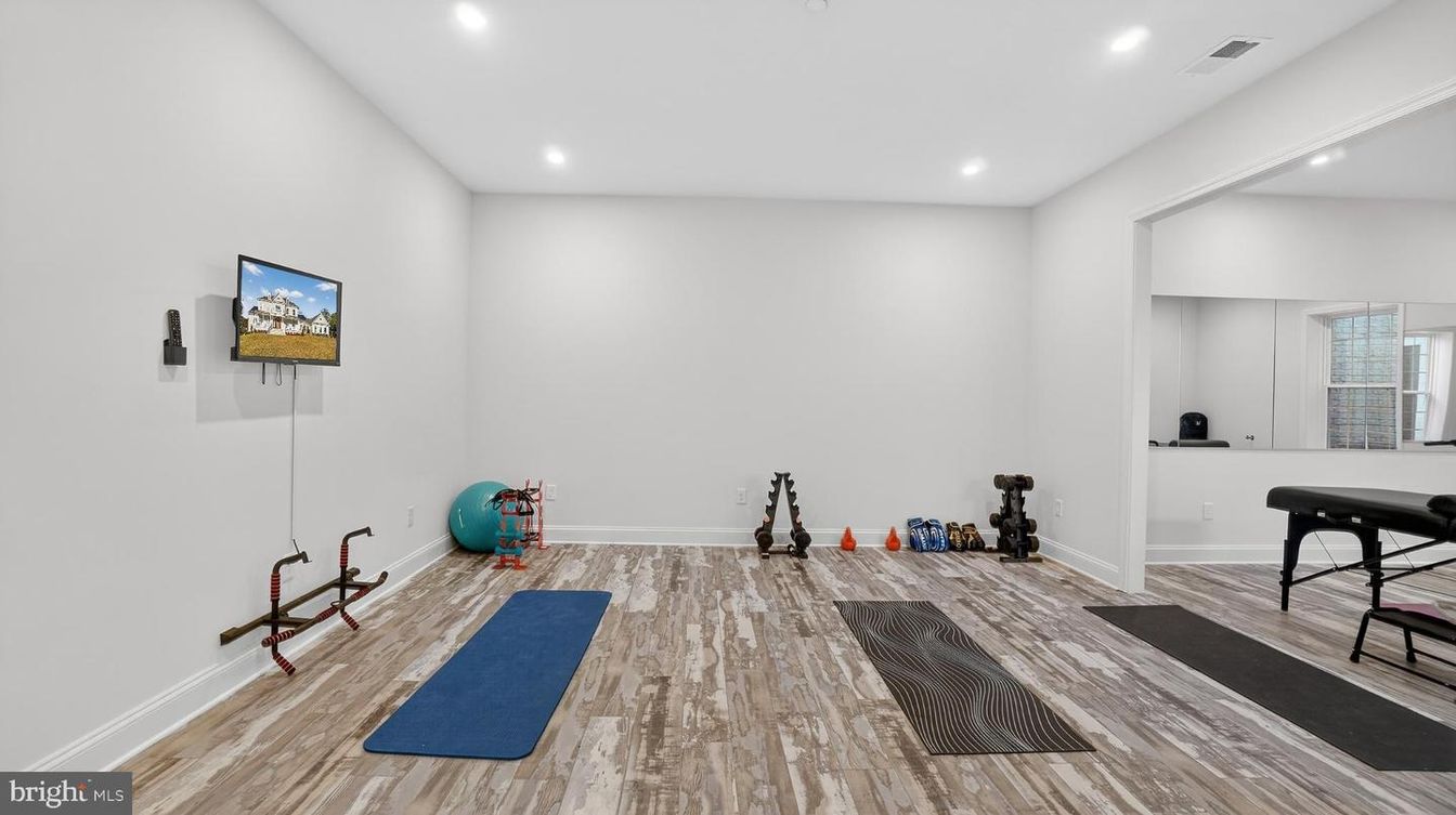 Fitness Equipment, Interior, Recessed Lighting, Wood Texture Flooring