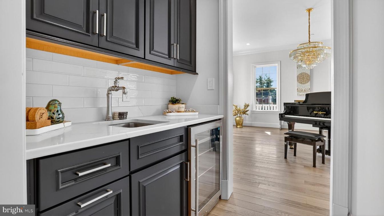 Chandelier, Interior, Kitchen, Pendant Lights, Piano, Recessed Lighting, Wood Texture Flooring
