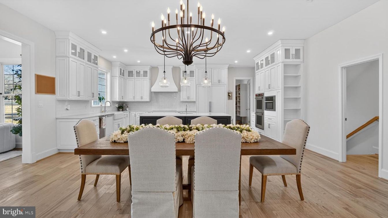 Chandelier, Dining room, Interior, Kitchen, Pendant Lights, Recessed Lighting, Wood Texture Flooring