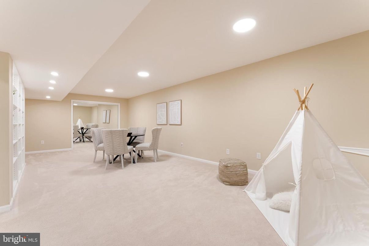 Dining room, Interior, Recessed Lighting
