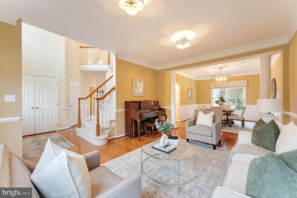 Chandelier, Dining room, Interior, Living room, Piano, Wood Texture Flooring
