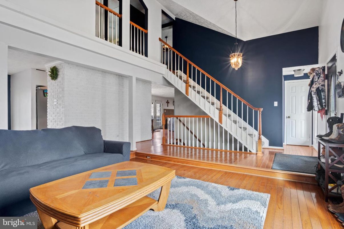 Interior, Pendant Lights, Wood Texture Flooring