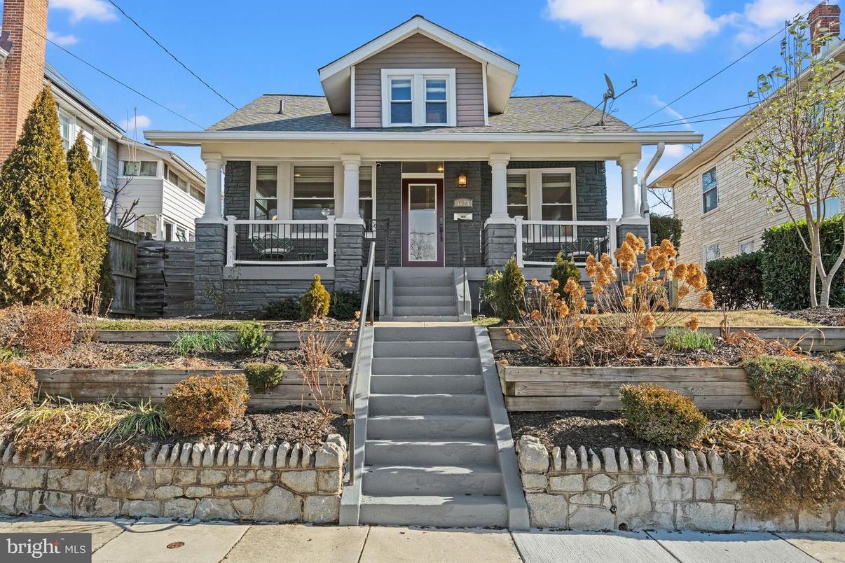 Exterior, Facade, American Foursquare