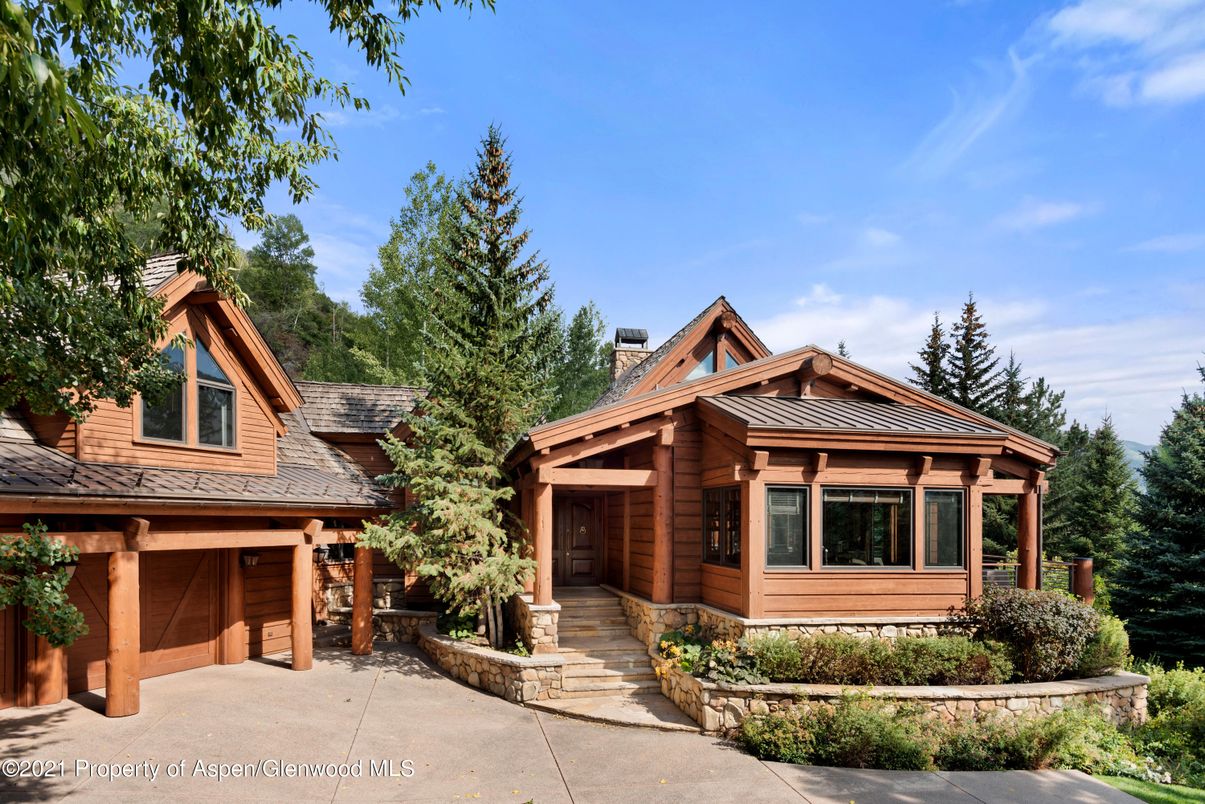 Exterior, Facade, Log Home