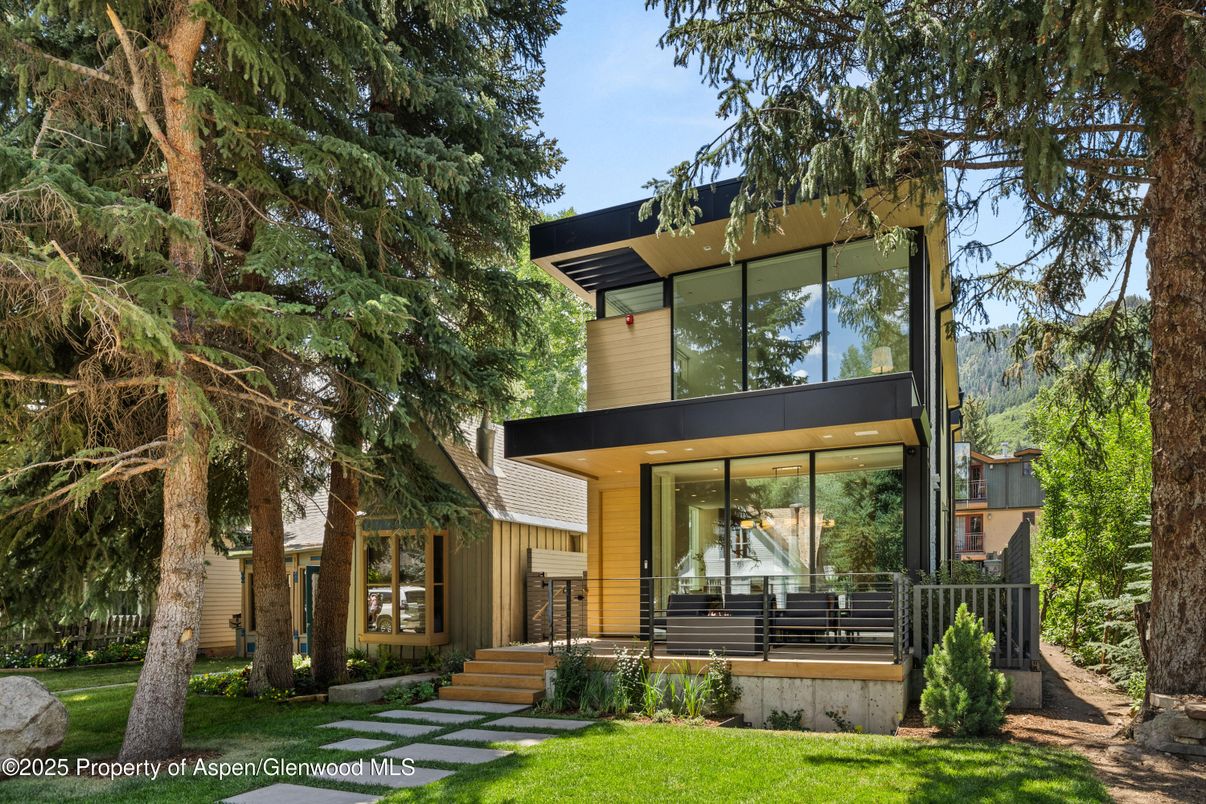 Backyard, Exterior, Facade, Modern