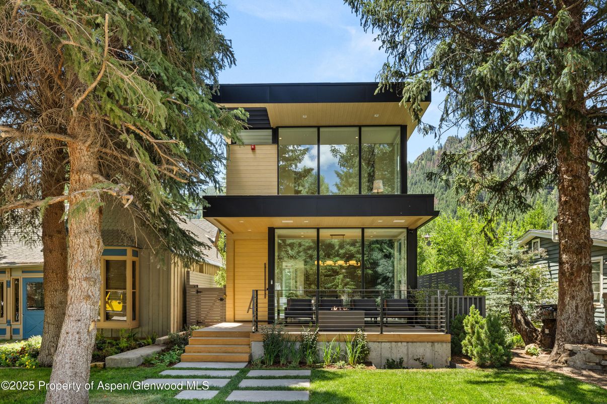 Backyard, Exterior, Facade, Modern