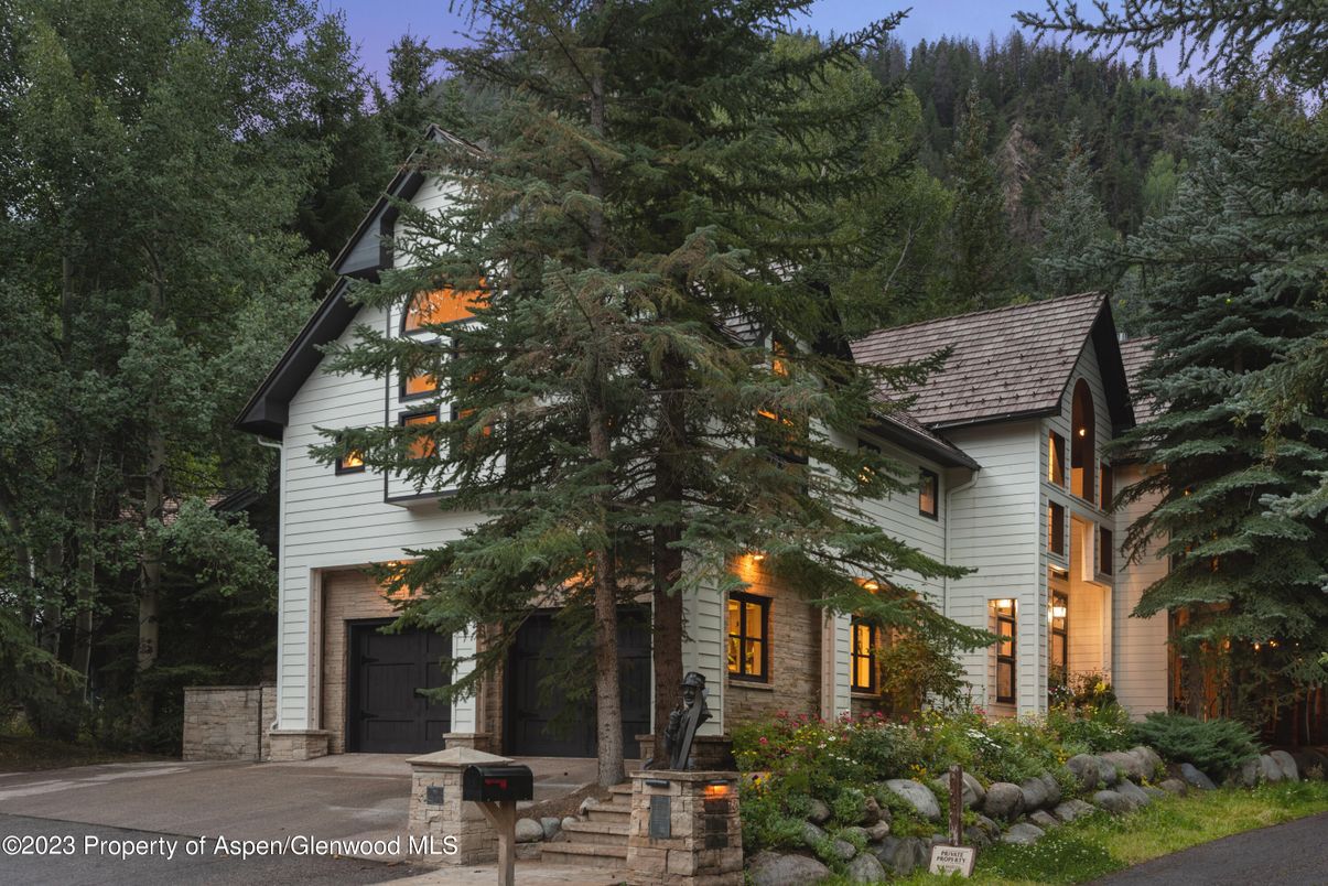 Attached, Exterior, Facade, Queen Anne Victorian