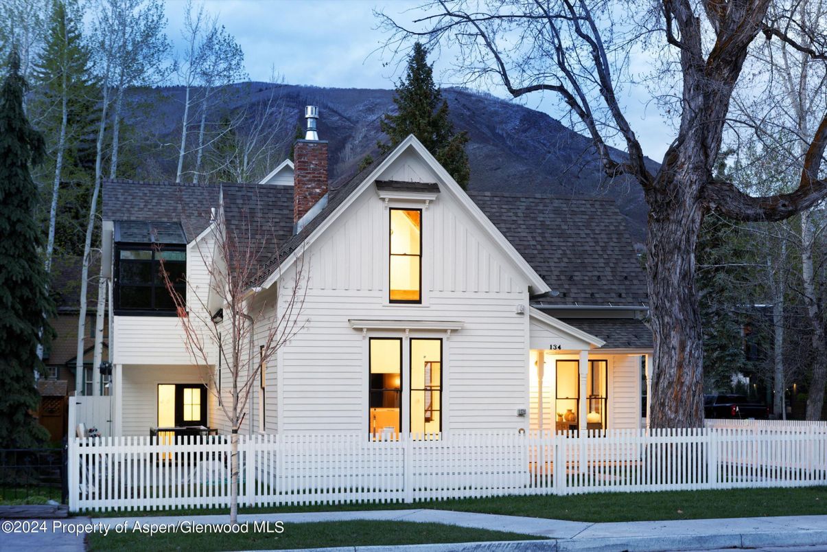 Exterior, Facade, Farmhouse