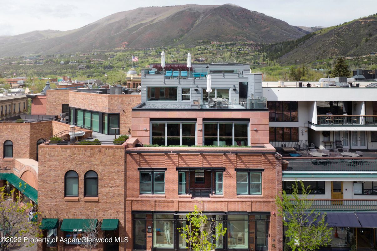 Exterior, Facade, Modern