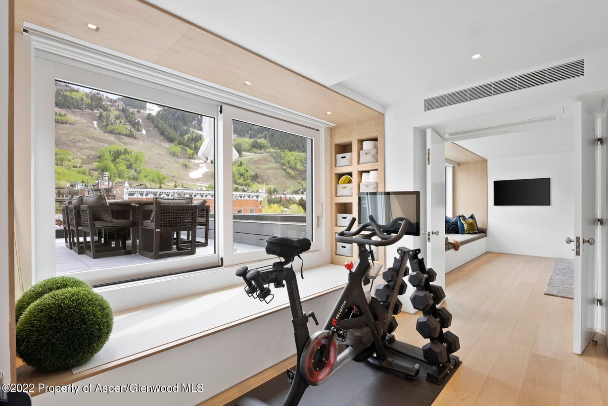 Fitness Equipment, Interior, Recessed Lighting, Wood Texture Flooring
