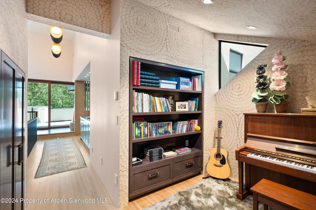 Interior, Piano, Recessed Lighting, Wood Texture Flooring