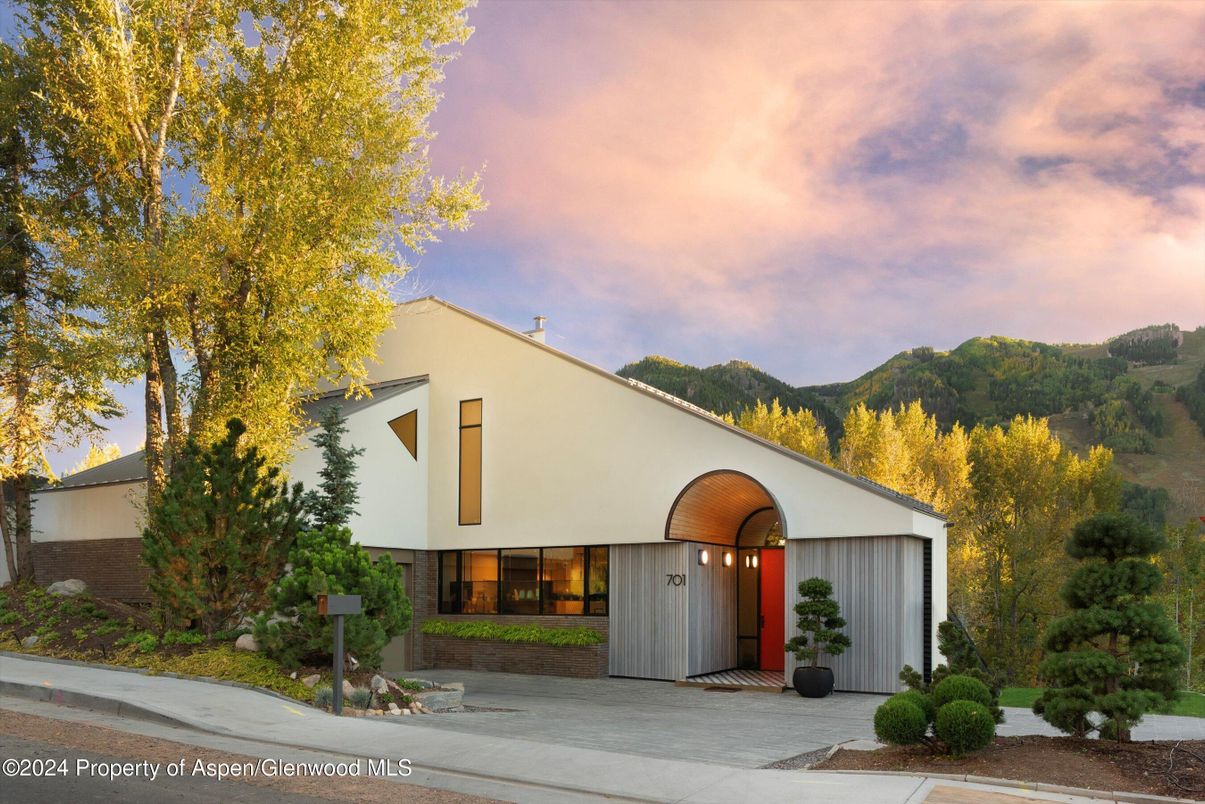 Exterior, Facade, Modern