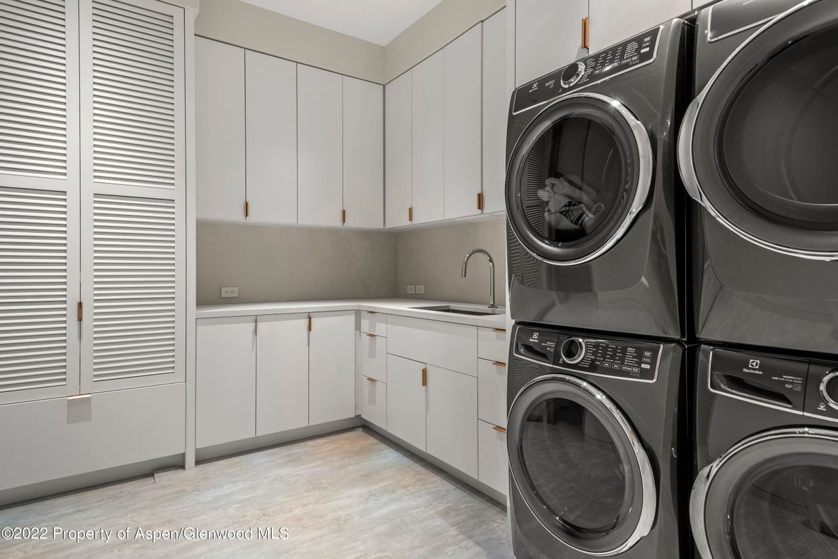 Interior, Utility Closets, Washer, Wood Texture Flooring