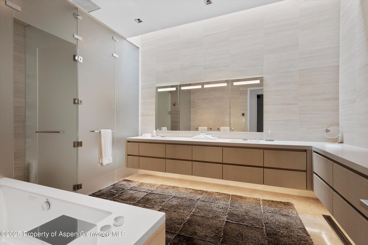 Bathroom, Dual Sink Vanities, Interior, Recessed Lighting