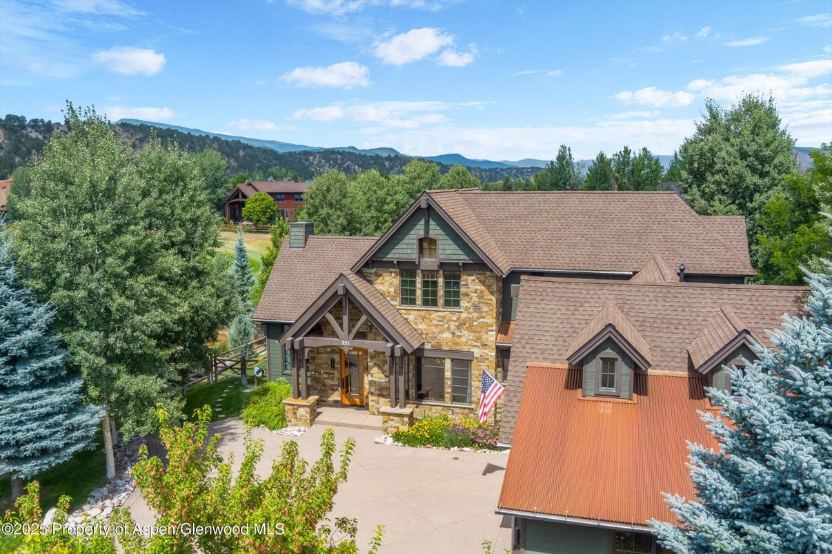 Exterior, Facade, Log Home