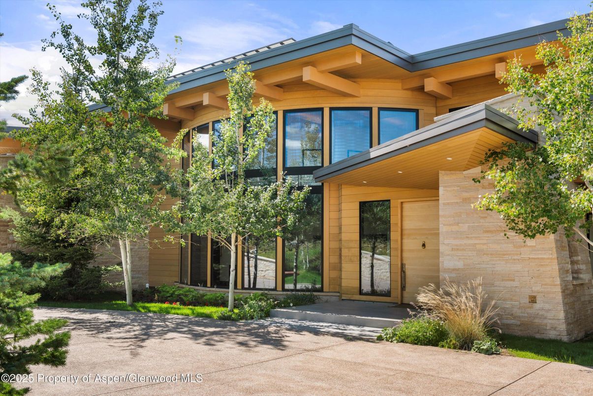 Exterior, Facade, Modern