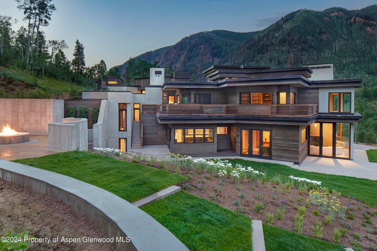 Backyard, Exterior, Facade, Modern