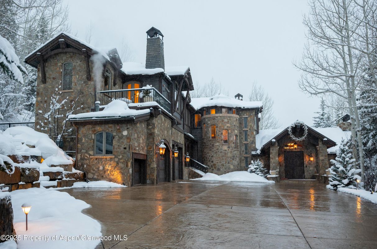 Exterior, Facade, Mediterranean