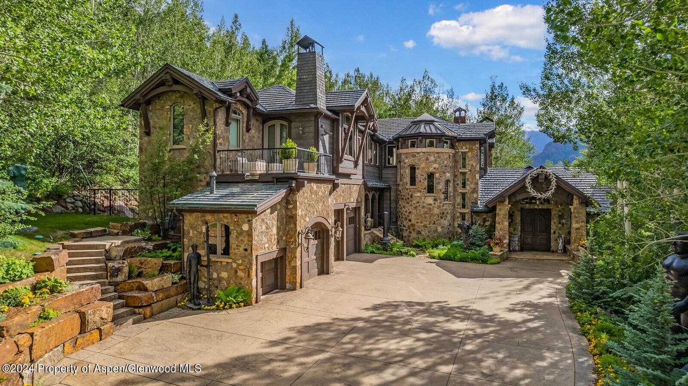 Attached, Exterior, Facade, Queen Anne Victorian