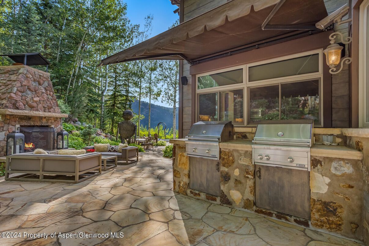 Exterior, Fireplace, Outdoor Kitchen