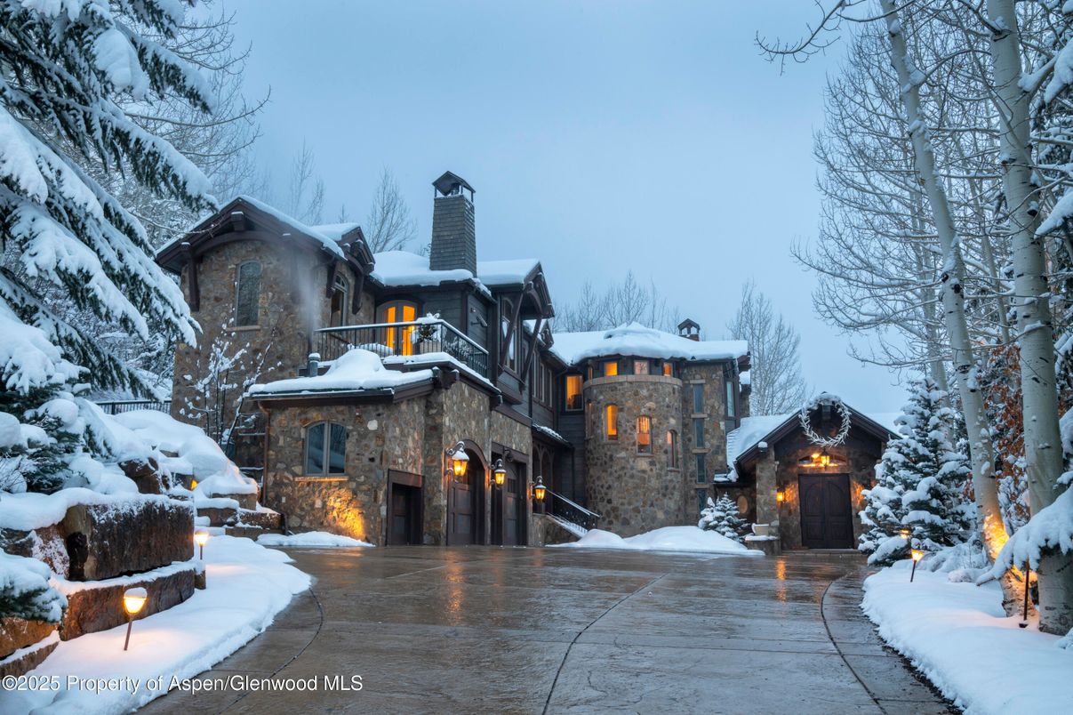 Exterior, Facade, Log Home