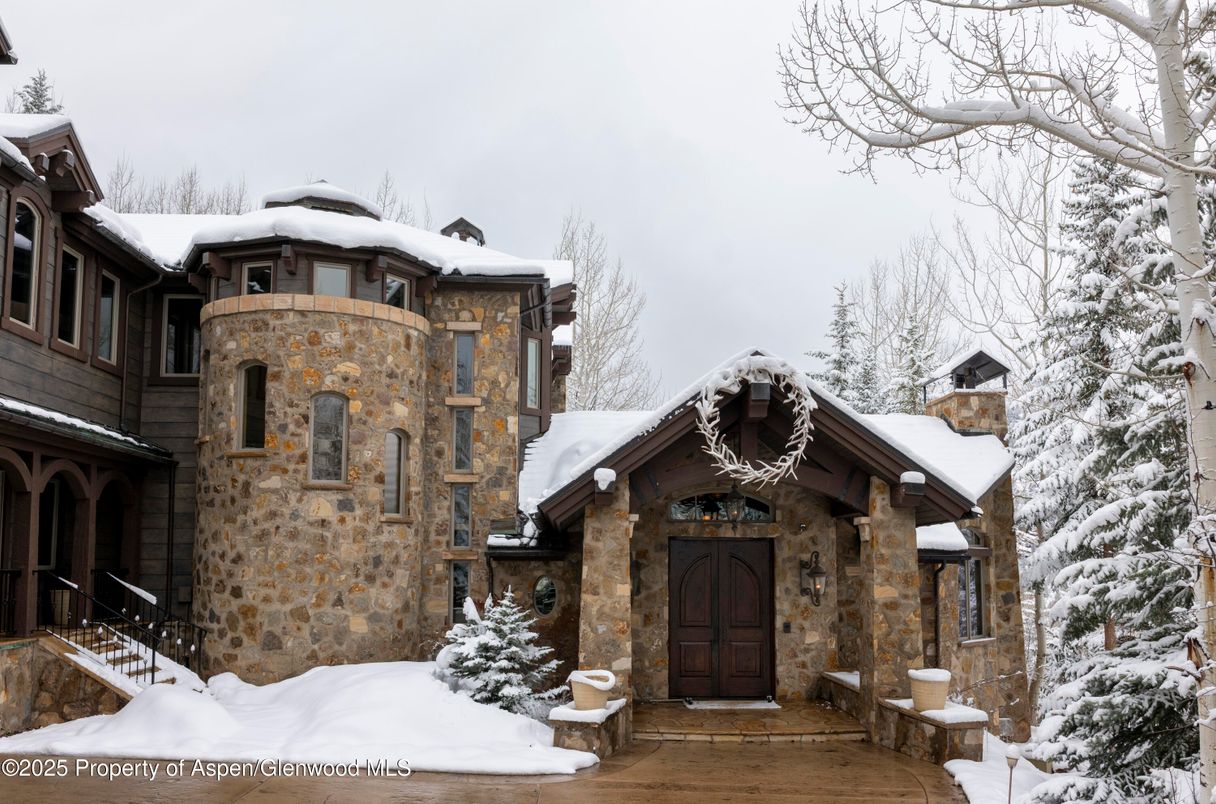 Exterior, Facade, Log Home