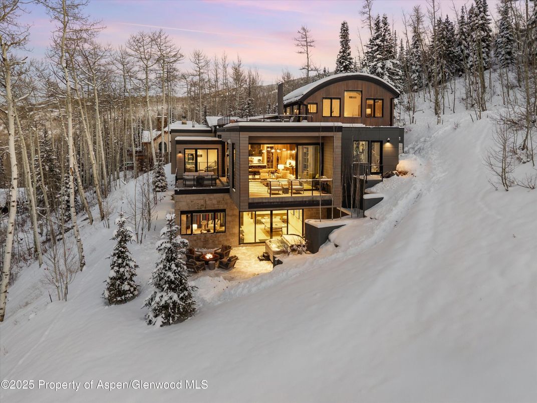 Exterior, Facade, Modern